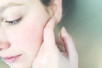 スキンケアをしている女性