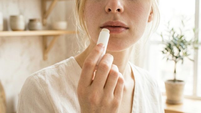 リップクリームを塗る女性